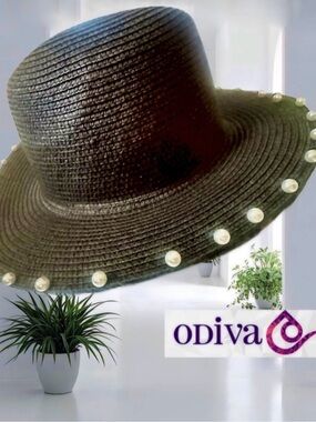 Odiva Black Panama Hat with Pearl détail.